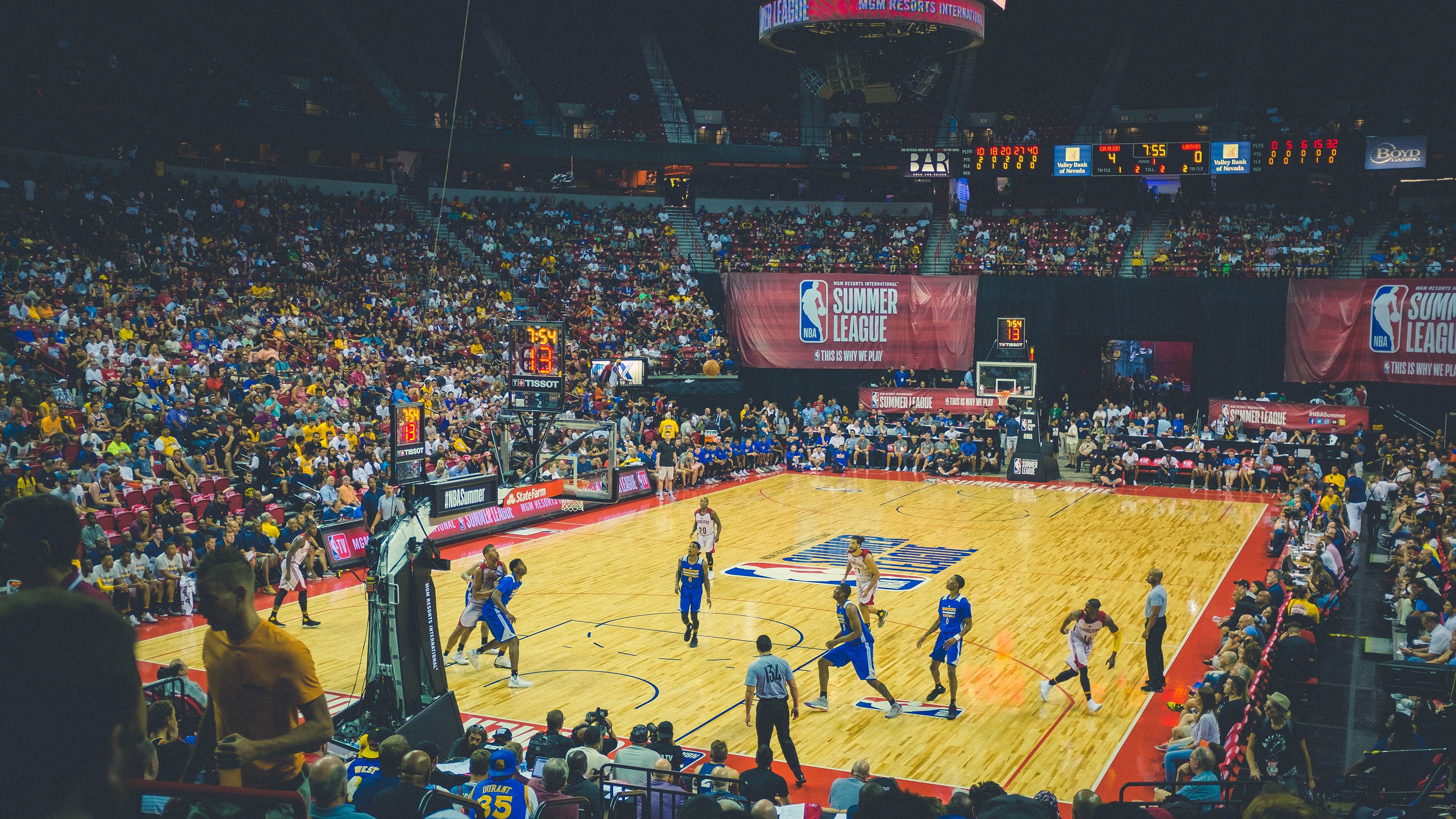 又见绝平！巴塞罗那与广东男篮鏖战至终场，詹姆斯读秒救主